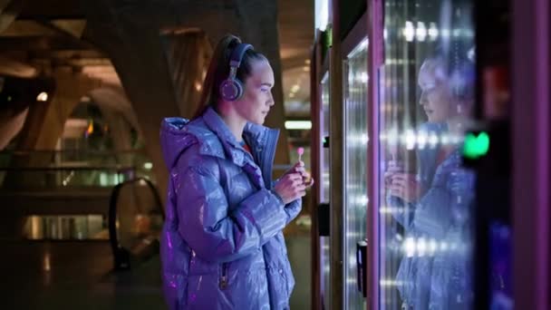 Счастливая Привлекательная Женщина Выбирает Еду Автомате Самообслуживания Стоя Городском Метро — стоковое видео