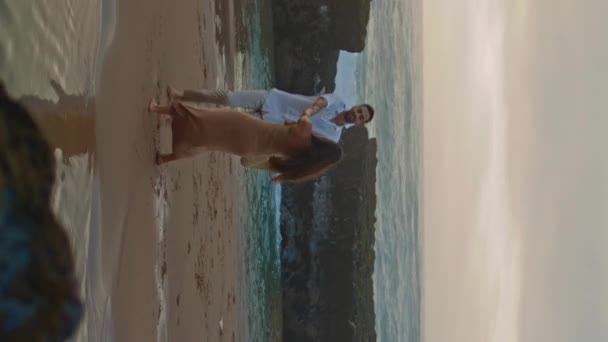 Красивой Паре Нравится Морской Пляж Счастливые Люди Вращаются Вместе Облачный — стоковое видео