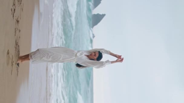 Розслаблена Жінка Насолоджується Штормовим Морем Похмурі Вихідні Приваблива Дівчина Спокусливо — стокове відео