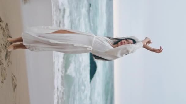 Czuła Kobieta Tańcząca Ponurej Plaży Pochmurny Dzień Pionowe Wideo Atrakcyjna — Wideo stockowe