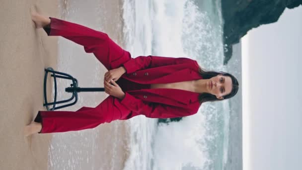 Elegant Lyxig Modell Poserar Kamera Dyster Kust Röd Kostym Självsäker — Stockvideo
