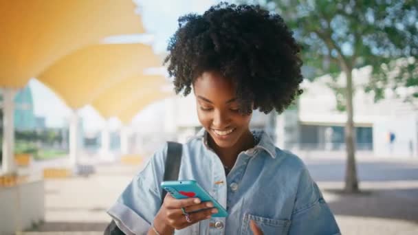Veselá Dívka Čtení Sms Vypadající Smartphone Obrazovce Slunné Ulici Zblízka — Stock video