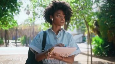 Güneşli bir günde elinde kitaplarla gezen Afrikalı Amerikalı bir genç. Kablosuz kulaklıklı çekici genç bir kadın üniversite kampüsünde tek başına dolaşıyor. Sırt çantalı genç kız ders çalışmaya gidiyor..