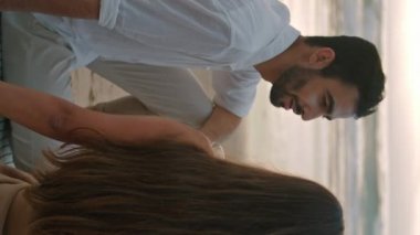 Romantik aşıklar yaz manzarasında okyanus sahillerinde dinleniyorlar. Latin bir adam deniz kıyısında kimliği belirsiz bir kadınla konuşuyor. Balayı tatilinde sevgili bir çift. Birbirini seven çift dikey video