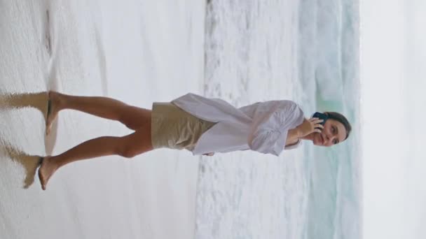 Spacerując Zrelaksowany Kobieta Mówi Smartfon Patrząc Piękne Zachmurzone Morze Widok — Wideo stockowe