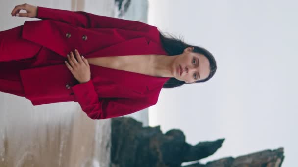 Modny Model Spaceru Plaży Czerwonym Eleganckim Garniturze Zachmurzenie Dzień Zmysłowa — Wideo stockowe