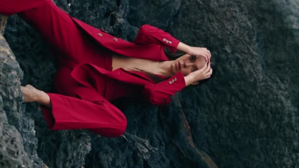 Sexy Chique Vrouw Poseren Bij Stenen Klif Dragen Elegante Rode — Stockvideo