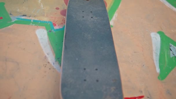 Modern Skateboard Hålls Flicka Åkare Ligger Gatan Med Graffiti Närbild — Stockvideo