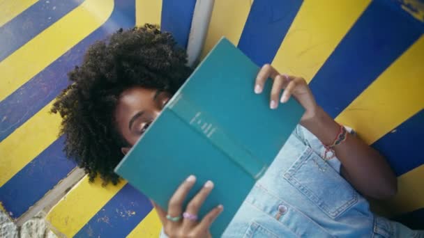 Студент Книгою Лежить Лавці Навчає Домашнє Завдання Коледжу Крупним Планом — стокове відео