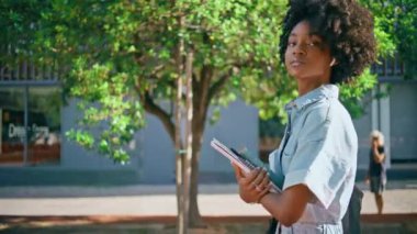 Afrika kökenli Amerikalı bir genç elinde kitaplarla güneşli bir şehirde yürüyor. Güzel kıvırcık kız etrafta dolanıp yaz yürüyüşünün tadını çıkarıyor. Sırt çantalı çekici bayan öğrenci üniversiteye gidiyor..