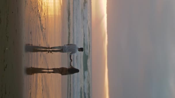 Любящие Молодожёны Отправляющиеся Берег Восходе Солнца Любящая Женщина Держит Мужчину — стоковое видео