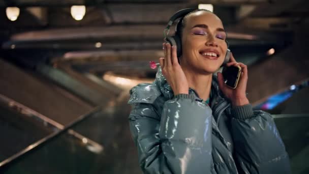 Radosna Szczęśliwa Nastolatka Słuchająca Muzyki Bezprzewodowym Zestawem Słuchawkowym Trzymającym Nowoczesny — Wideo stockowe