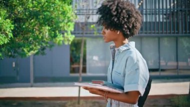 Siyah saçlı bir öğrenci elinde kitaplarla Sunny Caddesi 'nde yürüyor. Kaygısız Afrikalı Amerikalı kız Summer City 'de tek başına dolaşıyor. Kulaklıklı kıvırcık, çekici bir genç üniversiteye gidiyor.