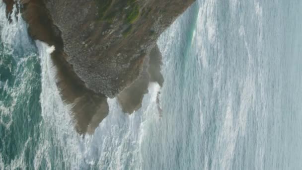 Espumoso Océano Acantilado Paisaje Vista Aérea Mar Azul Profundo Alrededor — Vídeos de Stock