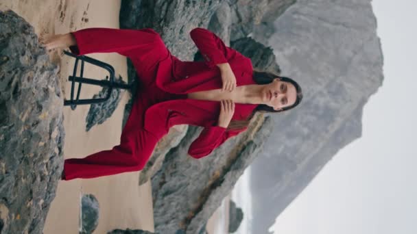 Prachtige Vrouw Zittende Stoel Rotsachtig Strand Sexy Rood Pak Verleidelijk — Stockvideo