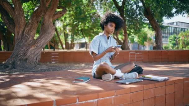 Afro Américaine Fille Messagerie Téléphone Portable Assis Ville Parc Journée — Video