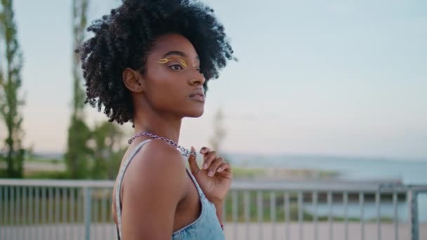 Afrykańska Nastolatka Rozglądająca Się Bliska Piękny Model Kręcone Pozowanie Ulicy — Wideo stockowe