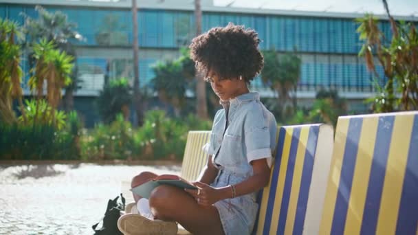 Έφηβος Φοιτητής Που Ψάχνει Βιβλίο Παγκάκι Πανεπιστημιούπολη Κολέγιο Ηρεμία Αφροαμερικανή — Αρχείο Βίντεο