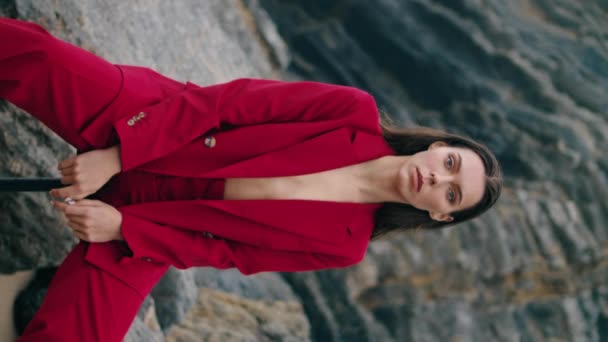 Kayalık Plaj Dikey Manzarasında Poz Veren Çekici Zarif Bir Bayan — Stok video