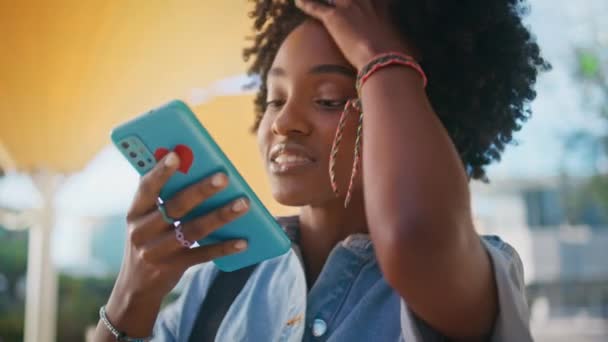 Dívka Nahrávání Audio Sms Smartphone Stojící Slunné Ulice Detailní Záběr — Stock video