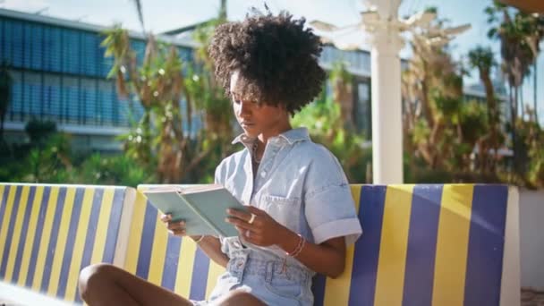 Nastolatka Studiuje Podręcznik Siedząc Ławce Kampusu Słoneczny Weekend Zbliżenie Zrelaksowana — Wideo stockowe
