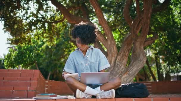 Joven Freelancer Escribiendo Notas Bloc Notas Sentado Parque Verde Con — Vídeos de Stock