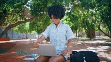 Kıvırcık kız güneşli yeşil parkta oturarak bilgisayarını açıyor. Afro-Amerikan öğrencilerin sınav sonuçlarıyla ilgili başarısız mesajlar okumasından memnun değilim. Hüsrana uğramış bir kadın dışarıda defter arıyor.
