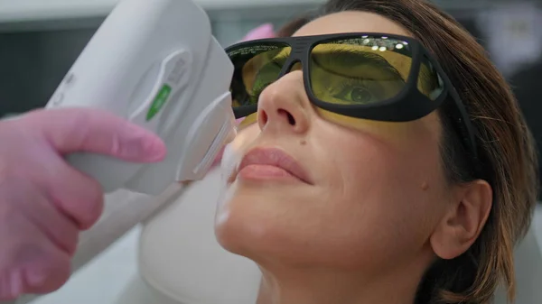Nieznany Profesjonalny Kosmetyk Robi Zabieg Laserowy Atrakcyjnej Kobiecie Bliska Pani — Zdjęcie stockowe