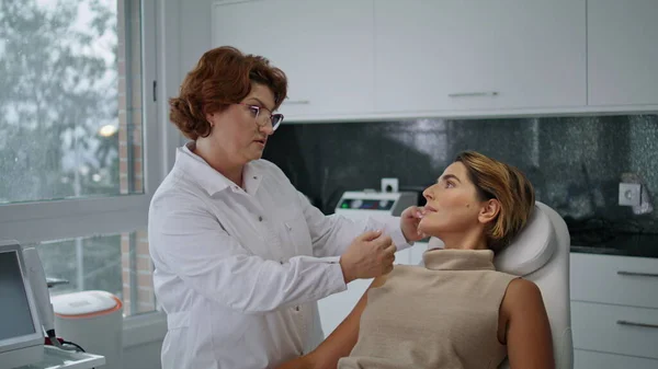 Certificato Estetico Specialista Consulenza Donna Cliente Seduta Moderna Clinica Cosmetologia — Foto Stock