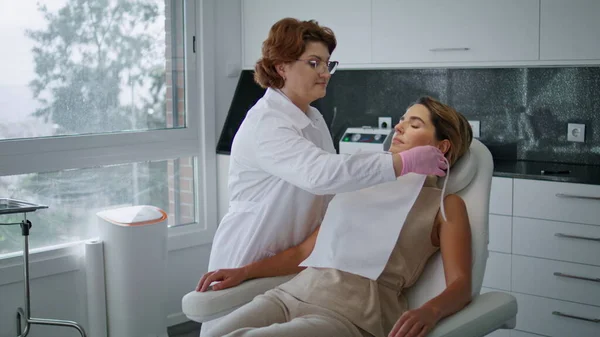 Dermatologo Cosmetologo Certificato Che Prepara Cliente Donna Procedure Bellezza Dottore — Foto Stock