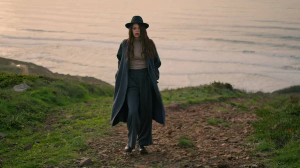 Energetic Young Lady Walking Coast Stylish Coat Beautiful Ocean Backdrop — Photo