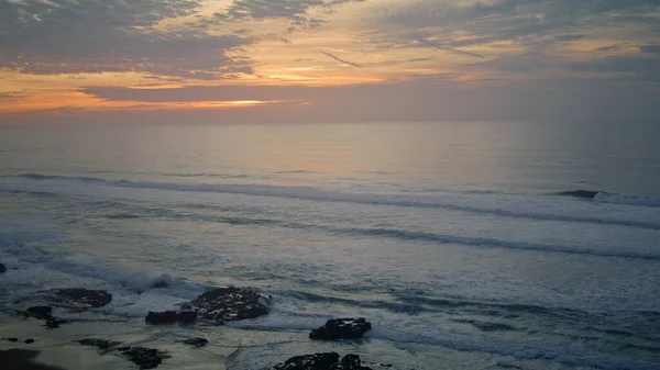 Empty Moody Evening Beach View Sunset Calm Ocean Waves Washing — Stockfoto