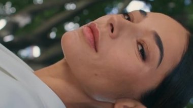 Dikey manzara muhteşem iş kadını güzel yeşil parkta tek başına duruyor. Başarılı bir iş kadını portresi. Kameraya gülümsüyor gibi görünüyor. Kendine güvenen zarif bayan CEO doğada poz veriyor.