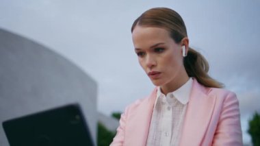 İdari müdür dizüstü bilgisayarla çalışıyor. Akşam sokağı kapanıyor. Çekici iş kadını, kablosuz kulaklık takarak bilgisayar ekranına odaklanmış. Zarif bayan çevrimiçi başlangıç yaratıyor.