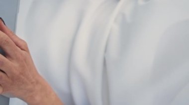 Zengin iş kadını dizüstü bilgisayarını daktilo ediyor. Dik duran bankta oturuyor. Zarif kadın elleri bilgisayar klavyesinde mesaj atıyor. Havayla uzaktan yakından ilgilenen şık bir iş kadını. Modern teknoloji