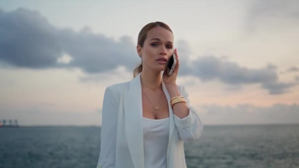 Γυναίκα Επίλυση Πρόβλημα Από Smartphone Κλήση Στέκεται Στο Όμορφο Ηλιοβασίλεμα — Αρχείο Βίντεο