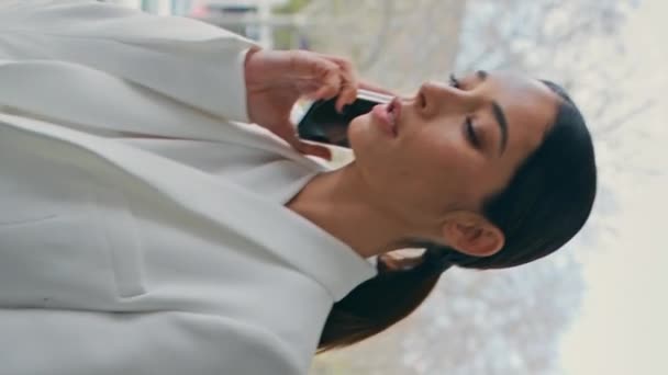 Serious Girl Parler Téléphone Marche Bâtiment Ville Gros Plan Vidéo — Video