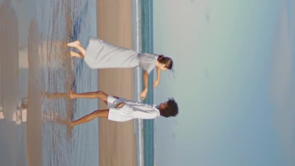 Счастливые Девушки Обнимают Пляж Солнце Вертикальная Лесбийская Пара Смеётся Над — стоковое видео
