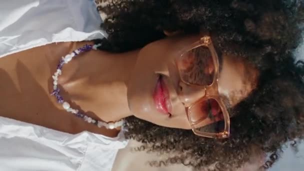 Стильная Женщина Наслаждается Пляжем Солнечный День Счастливая Африканская Американка Кивает — стоковое видео