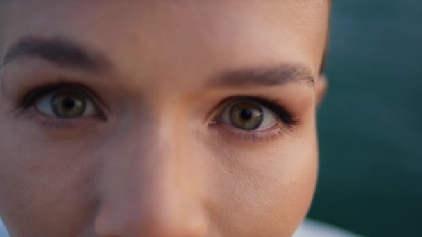 Сфокусированный Крупным Планом Взгляд Женщины Смотрящей Камеру Красивая Женщина Средних — стоковое видео