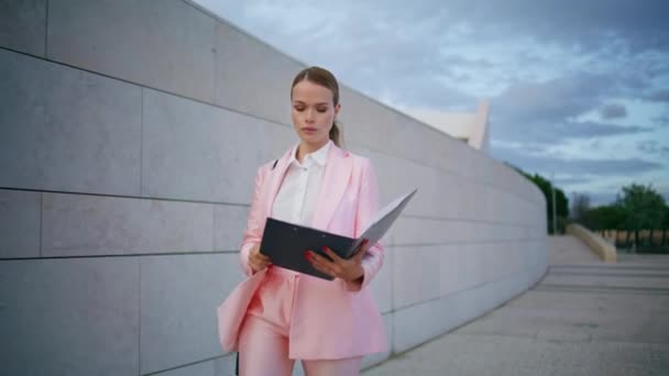 Betriebsleiter Der Der Stadtstraße Mit Firmendokumenten Beschäftigt Ist Elegante Smarte — Stockvideo