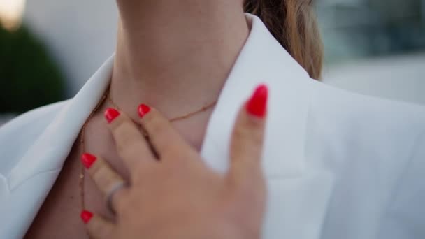 Mujer Mano Tocando Joyas Cuello Delicado Cerca Dedos Femeninos Bien — Vídeos de Stock