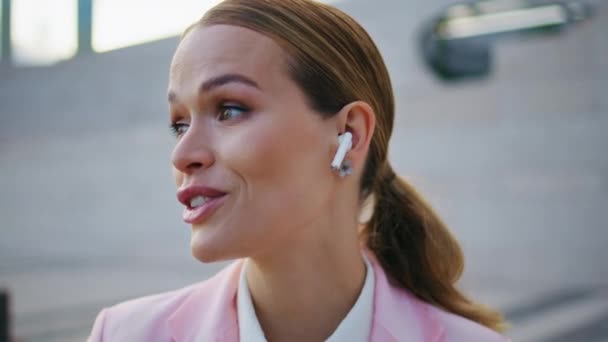 Γυναίκα Που Φοράει Ακουστικά Και Μιλάει Αστική Περιοχή Από Κοντά — Αρχείο Βίντεο