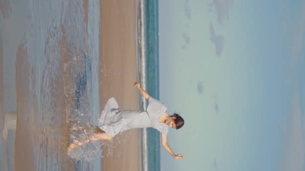 Девчонка Веселится Океанском Пляже Веселая Женщина Играет Всплеск Воды Летних — стоковое видео