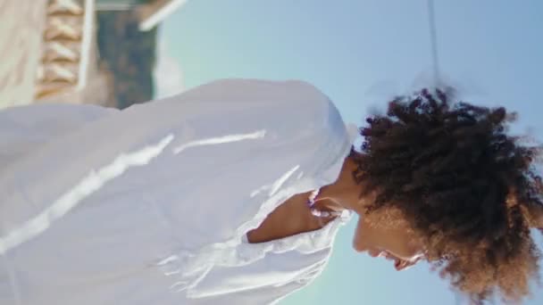 Улыбающаяся Девушка Снимает Рубашку Плывя Вертикали Крупным Плаванием Радостный Африканский — стоковое видео