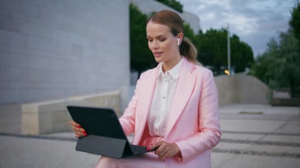 Mulher Negócios Falando Vídeo Conferência Sentado Banco Rua Com Laptop — Vídeo de Stock