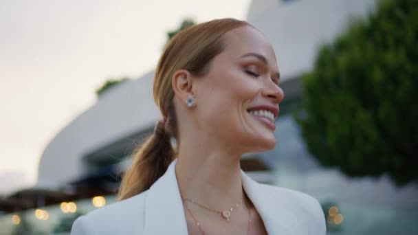Portrét Usměvavé Obchodnice Kráčející Večerní Ulicí Elegantním Bílém Obleku Krásná — Stock video