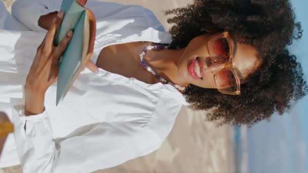 Yazın Plajda Dikey Odaklı Kitap Okuyan Afro Amerikan Kız Okyanus — Stok video