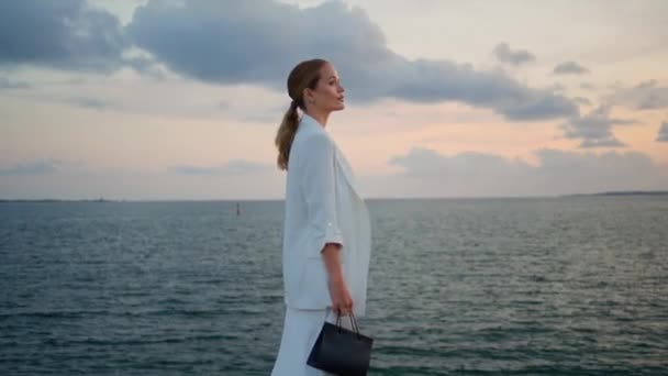 Elegancka Kobieta Cieszy Się Krajobrazem Morskim Stojącym Samotnie Przed Zachmurzonym — Wideo stockowe