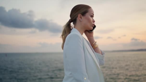 Elégante Femme Affaires Qui Appelle Marchant Coucher Soleil Marin Attrayant — Video